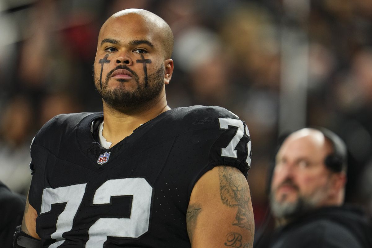 Giants_RJ's tweet photo. 🚨🚨BREAKING🚨🚨

O Giants fechou um acordo com o OT Jermaine Eluemunor para um contrato de 2 anos no valor de $14M. 

Ele jogou as últimas três temporadas pelos Raiders e lá trabalhou com o Carmen Bricillo, novo técnico da nossa OL. 

🗞️@Schultz_Report https://t.co/L0cfBLzk3b