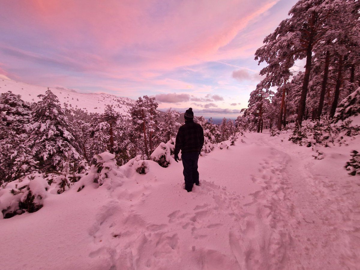 El atardecer de hoy a casi 1900 m junto al Puerto de #Navacerrada en la sierra de #Guadarrama ha sido una pasada.
El cielo ha puesto el color y la nieve, el espejo 😍.