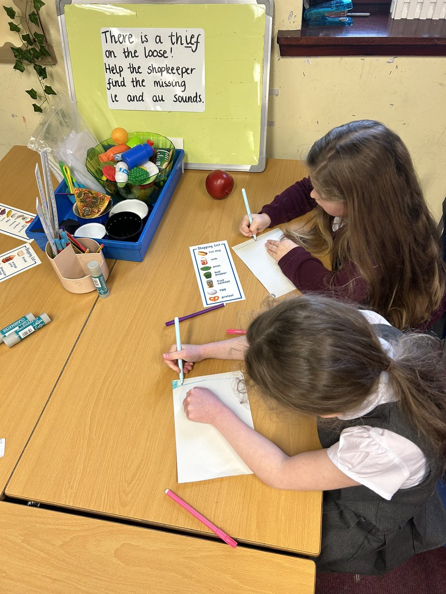 MissHood_FC's tweet image. We are enjoying our new stations in class ☺️ #uncrcarticle31