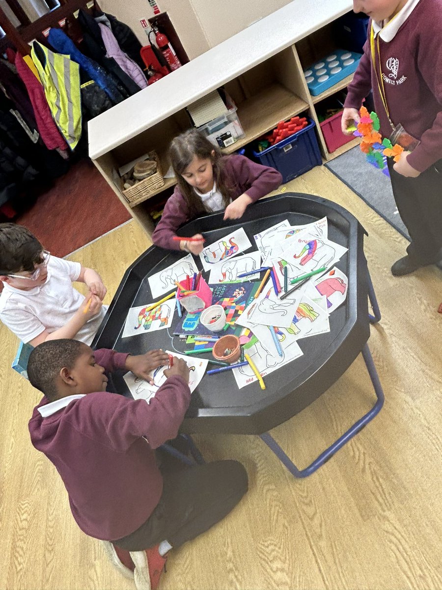 MissHood_FC's tweet image. We are enjoying our new stations in class ☺️ #uncrcarticle31