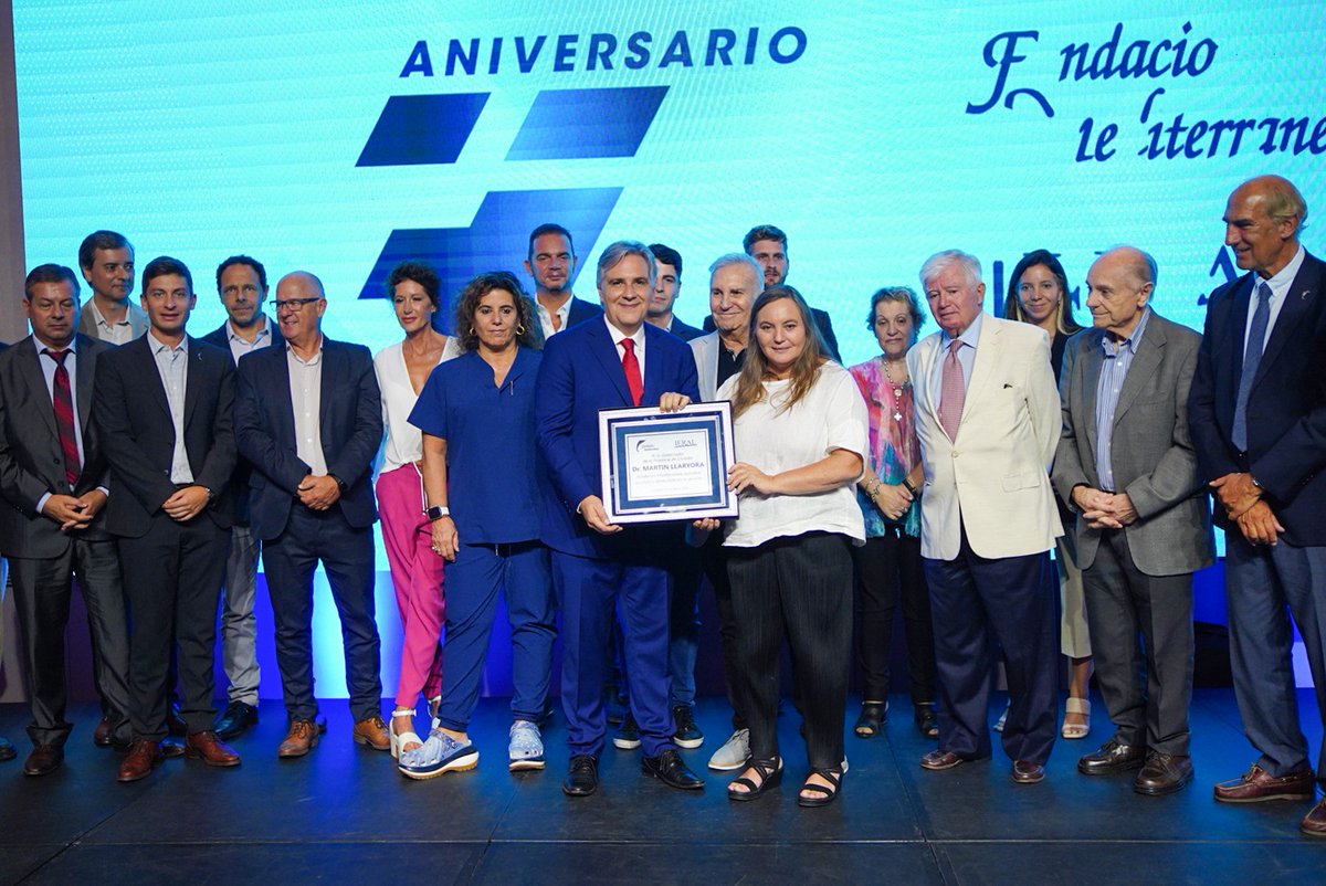 MartinLlaryora's tweet photo. Esta mañana participé del tradicional almuerzo de trabajo de @FMediterranea. Durante el encuentro, que reúne al sector empresarial de nuestra provincia, diserté sobre el trabajo y las medidas implementadas en la gestión para hacer frente a la crisis económica que afecta al país. https://t.co/STPEjwNpra