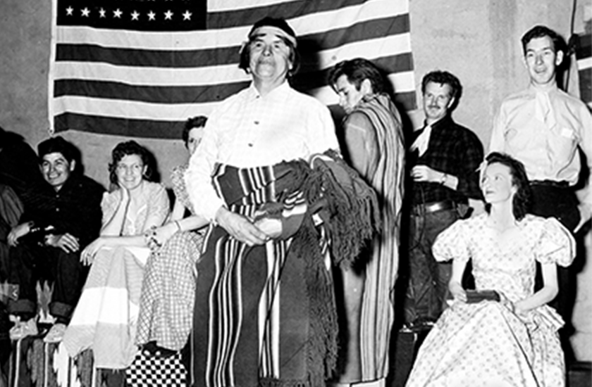 ianfneves's tweet image. Os que permaneceram foram convertidos em força de trabalho precarizada para fazer funções cotidianas no complexo industrial. Quando se fala da &quot;genialidade do grande cientista&quot;, é raro ver menções a quem cozinhava, limpava ou fazia a manutenção do espaço. (5/6)