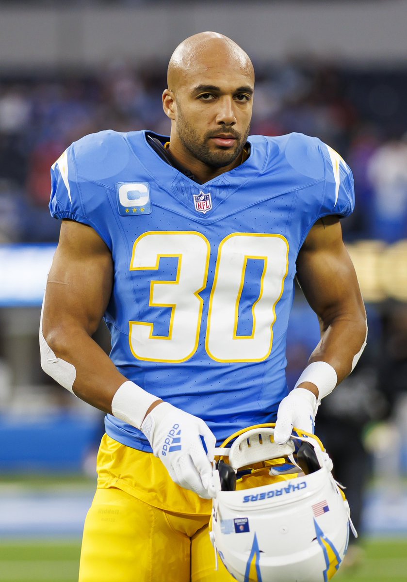 BleacherReport's tweet photo. Austin Ekeler is signing with the Commanders, per B/R’s @Schultz_Report https://t.co/fmMmTYFjlJ