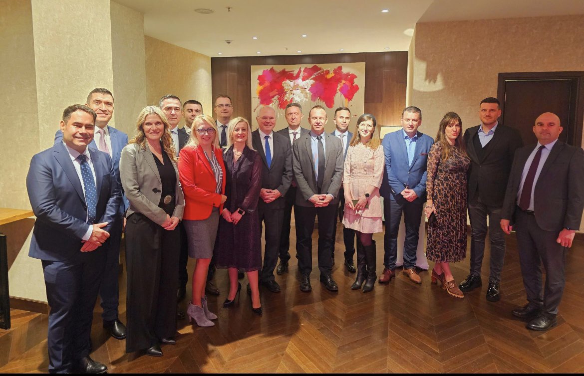 🇺🇸 H.E. Christopher R. Hill #Ambassador of the USA to Serbia meets <a href="/naled_en/">NALED in English</a> - Together for Economic Development of Serbia 🇷🇸 
Thank you for the positive view + energy! <a href="/usambserbia/">U.S. Ambassador to Serbia</a> 🙏