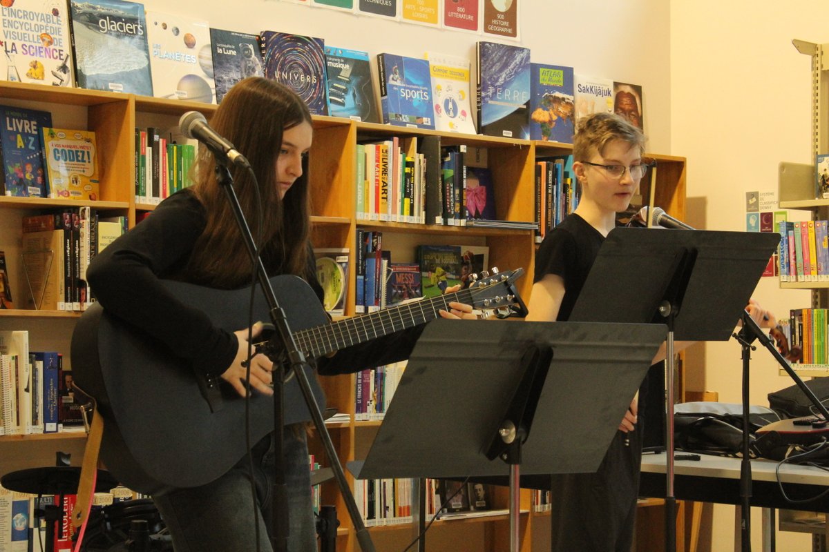 Dernière journée pour la Boîte à musique! Un beau concert pour finir le programme. Quel plaisir de les entendre jouer et chanter cet après-midi. Merci Axel, Jenna et Sophie! <a href="/ViceVersaFJCF/">Vice-Versa</a> @csfp_tnl <a href="/portauxpoutines/">Port-Aux-Poutines</a>