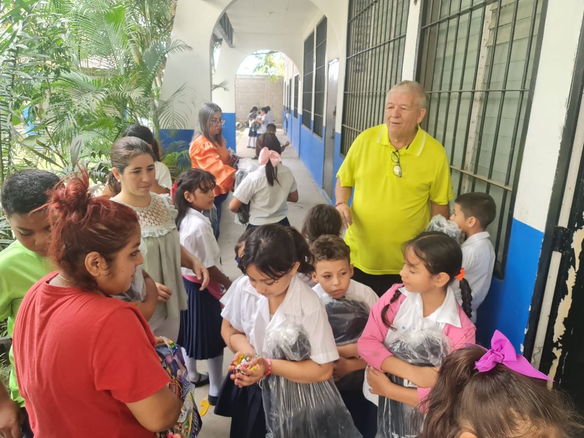 BancadaLibre's tweet photo. El diputado @CheleCastro0501, continúa visitando los diferentes centros educativos del departamento de Cortés, para apoyar a las y los niños con su educación, entregando Kits Escolares en la Escuela "República de Honduras", ubicada en la Colonia Las Palmas de San Pedro Sula, Cortés.