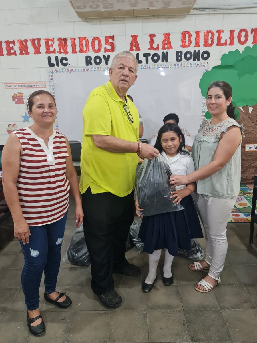 BancadaLibre's tweet photo. El diputado @CheleCastro0501, continúa visitando los diferentes centros educativos del departamento de Cortés, para apoyar a las y los niños con su educación, entregando Kits Escolares en la Escuela "República de Honduras", ubicada en la Colonia Las Palmas de San Pedro Sula, Cortés.