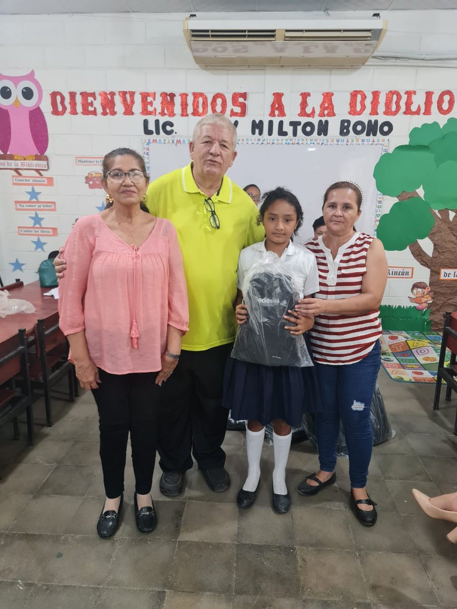 El diputado <a href="/CheleCastro0501/">Edgardo El Chele CASTRO</a>, continúa visitando los diferentes centros educativos del departamento de Cortés, para apoyar a las y los niños con su educación, entregando Kits Escolares en la Escuela "República de Honduras", ubicada en la Colonia Las Palmas de San Pedro Sula,