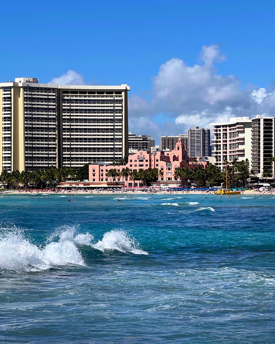 jataoutbound's tweet photo. 【Z世代イチ推し #ハワイ 】  

澄み渡る美しいワイキキの海に映える
「Royal Hawaiian Hotel」

  #映えスポット #今こそ海外 https://t.co/TwVc34lTOi