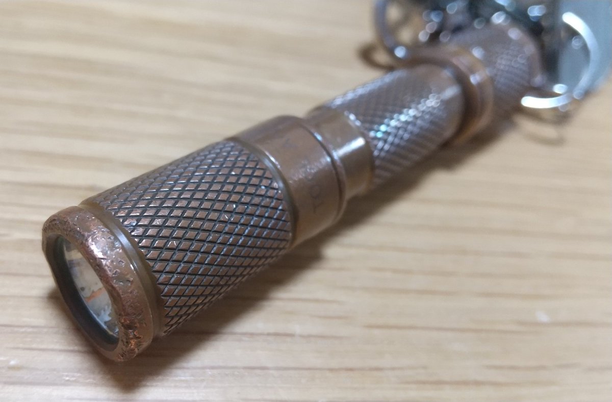 warpfin's tweet photo. 嫁ライト。
スプリットリングが伸びて取り替え中。
銅は柔らかいのでスイッチ周りのシュラウドは曲がってますね。
緑錆もでてる。
EDCに銅製品を使うとかカッコ良くエイジングしますね。
#lumintop
#toolAAA https://t.co/8KhHXhLJYO