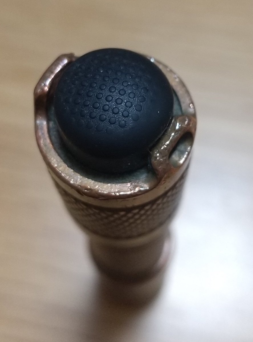 warpfin's tweet photo. 嫁ライト。
スプリットリングが伸びて取り替え中。
銅は柔らかいのでスイッチ周りのシュラウドは曲がってますね。
緑錆もでてる。
EDCに銅製品を使うとかカッコ良くエイジングしますね。
#lumintop
#toolAAA https://t.co/8KhHXhLJYO