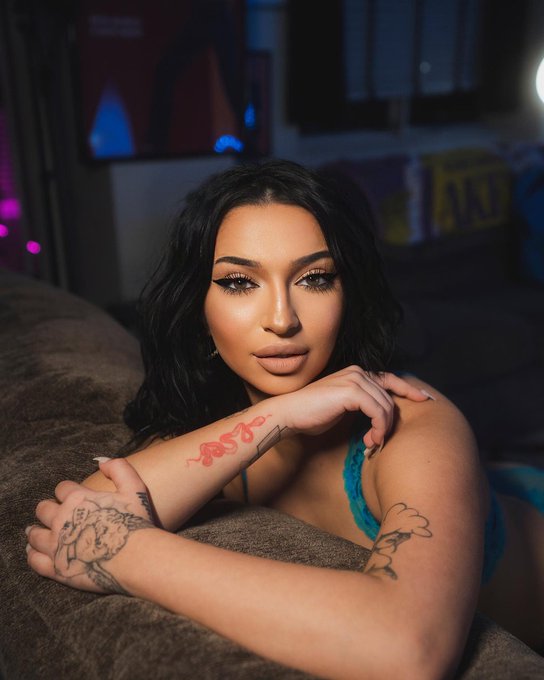 im feeling horny today 😈 https://t.co/biu7UQur66