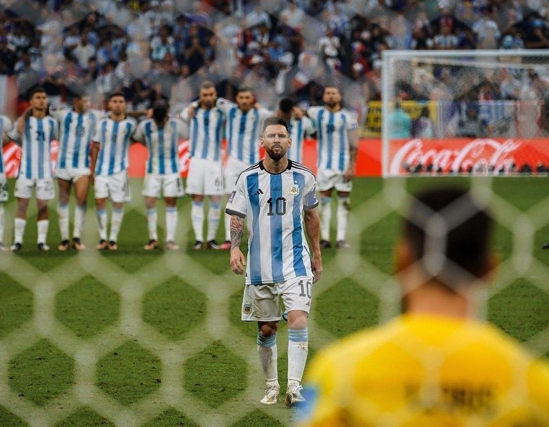 Msrojj's tweet photo. الشجاعة في كرة القدم من صفات القائد.

ميسي يتقدم لاول ركلة جزاء في نهائي كأس العالم 
ويزيد من ثقة زملاءه. النتيجة بطل العالم🏆

نظام خلوني اخر واحد. النتيجة شات الثالثة وانشات من البطولة❌. https://t.co/GWw0djwWe0