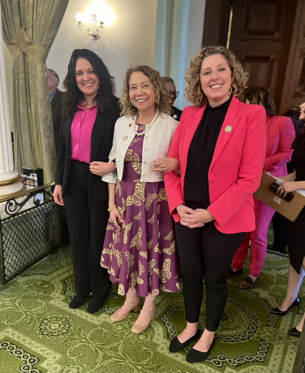 Today @AsmPilarSchiavo and I escorted Mildred Garcia (@CSUdrG), Chancellor of @calstate, down the green carpet for the CA Women making HERstory celebration. Dr. Garcia is the first Latina to lead the largest four year public higher education system in the country 👏👏👏. #WHM