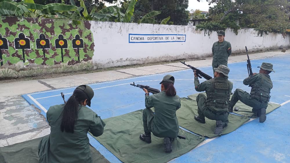 📢 #Entérate || Desde las instalaciones de la @ejb_cavcia, se llevó a cabo ejercicio de tiro reducido, a fin de continuar con el entrenamiento de nuestro personal profesional.
#VenezuelaPuebloLeal
#FANB #ConMiEjércitoVenceremos #ArmaMaestra #Venezuela #11Mar