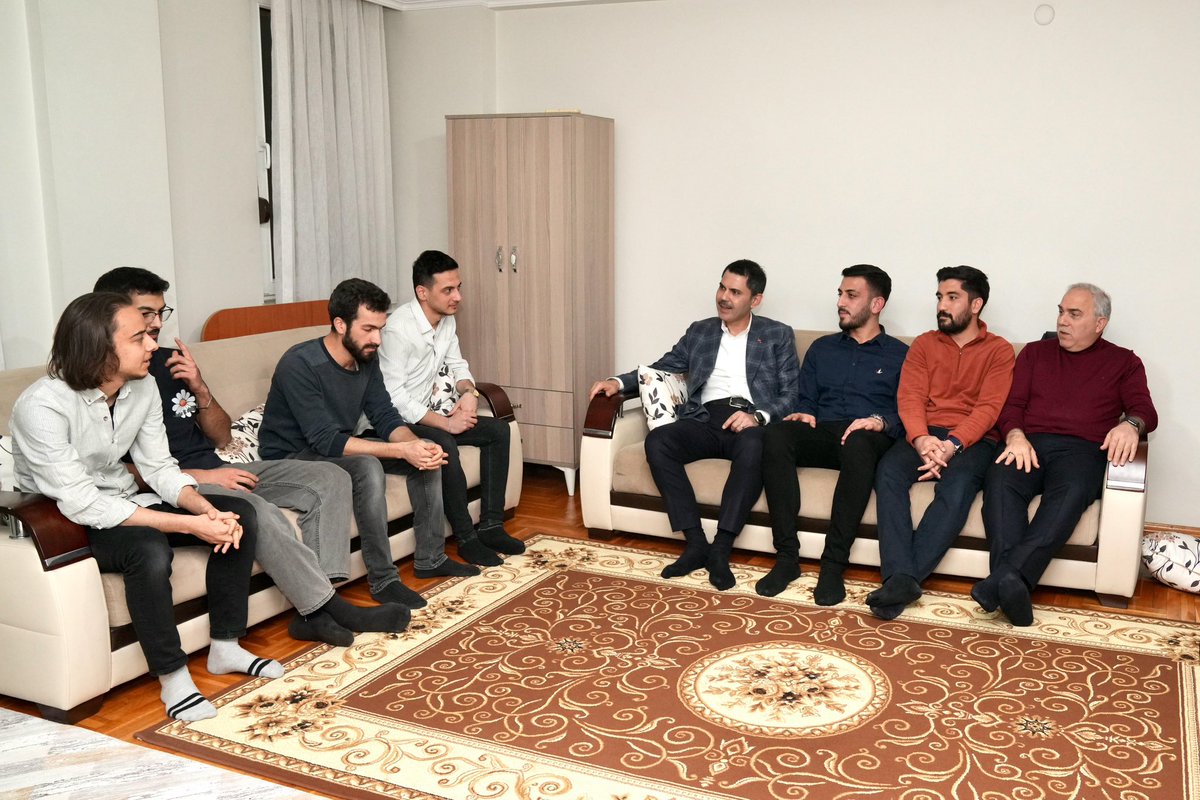 murat_kurum's tweet photo. Dün canlı yayında Feritcan sahura davet etmişti. Öğrenci evlerine konuk olduk. Yemeği bana hazırlattılar ama olsun :)
Afiyetle yedik ☺️ 
Allah tuttuğumuz oruçları kabul etsin. 

📍Fatih https://t.co/HtVvt0o5ml