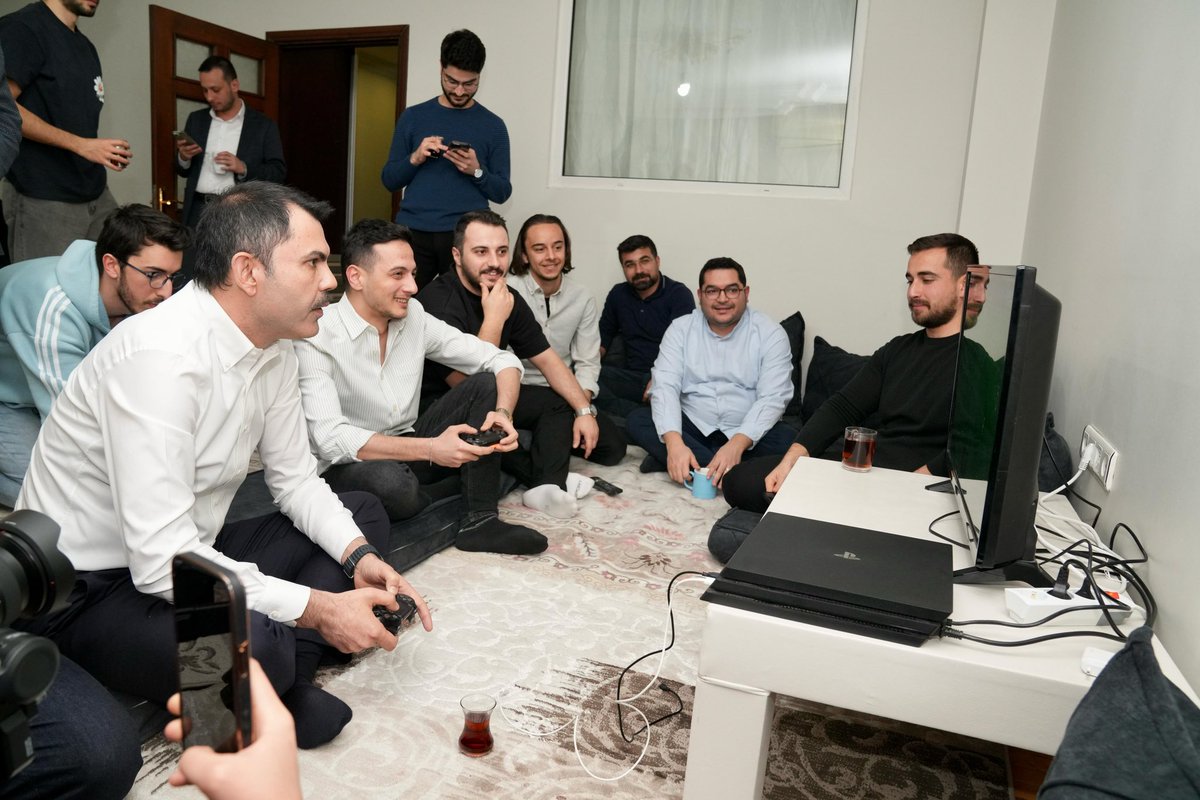 murat_kurum's tweet photo. Dün canlı yayında Feritcan sahura davet etmişti. Öğrenci evlerine konuk olduk. Yemeği bana hazırlattılar ama olsun :)
Afiyetle yedik ☺️ 
Allah tuttuğumuz oruçları kabul etsin. 

📍Fatih https://t.co/HtVvt0o5ml