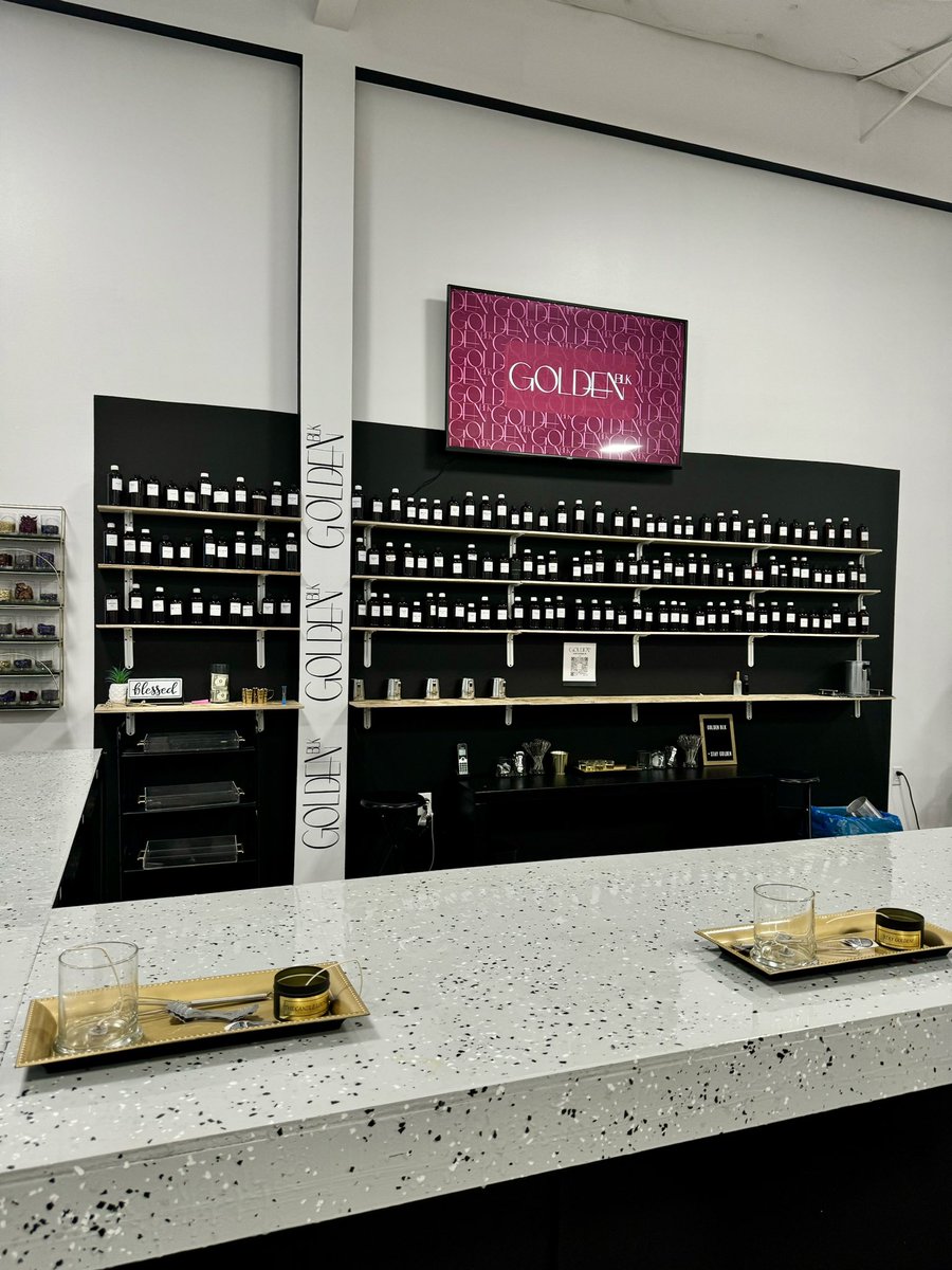 DubbsGrubs's tweet photo. There’s a black women owned candle making class in Dallas. It’s BYOB and you can turn your candle scent into a room spray or body mist. You make a 4oz and 12oz candle during the 2 hour class. 

Perfect for a girls night, date night or to self-care.

📍Golden Blk Candle Lounge
2242 Monitor St Dallas TX