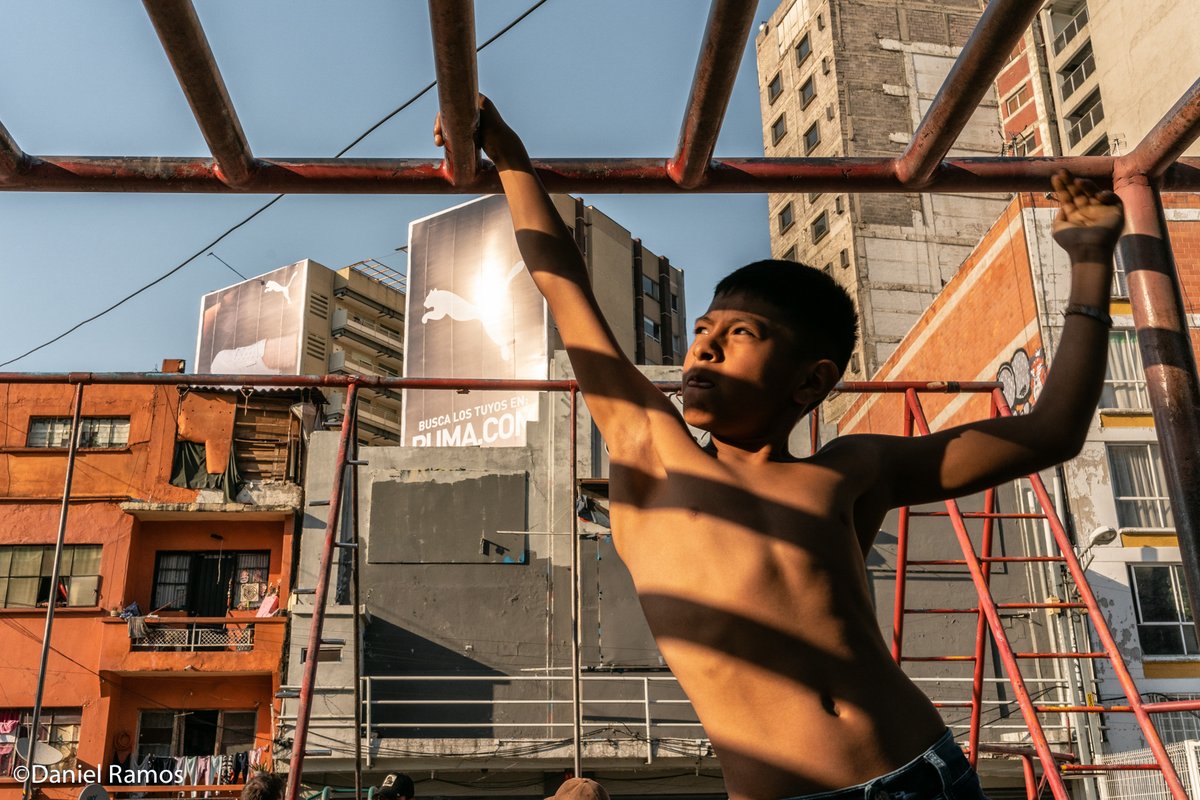 CuartoscuroMex's tweet photo. Galería👉 https://t.co/C4qzKlKV18

Las barras de Insurgentes se han convertido en un espacio donde el ejercicio, las adicciones y personas de buen corazón coexisten. Conoce el trabajo de Daniel Ramos. 📸🙌 https://t.co/cIRyTSP4MP