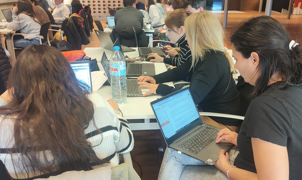 EscolaElsPins's tweet photo. Primera sessió tècnica del grup impulsor #Faig al @citilab per aprendre a fer servir el plotter de tall.
Ja falta poc per gaudir de l'espai de creació a l'escola!
#MakerPins
@cesirecat
#PinsLab
#IntegremLesTac https://t.co/4Cx1vNykVV