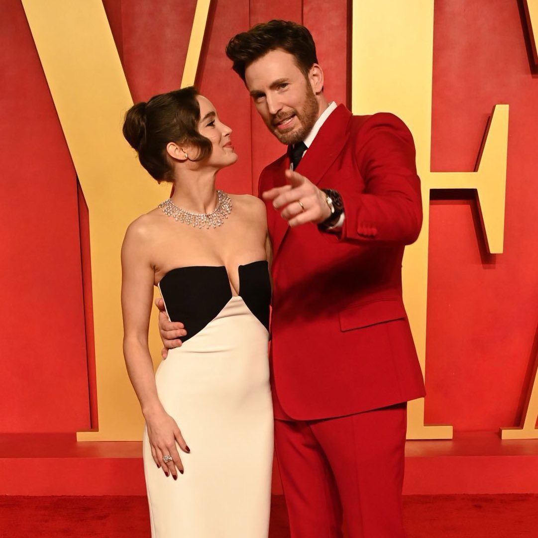 📸 Chris Evans and Alba Baptista at the Vanity Fair #Oscars after-party ✨