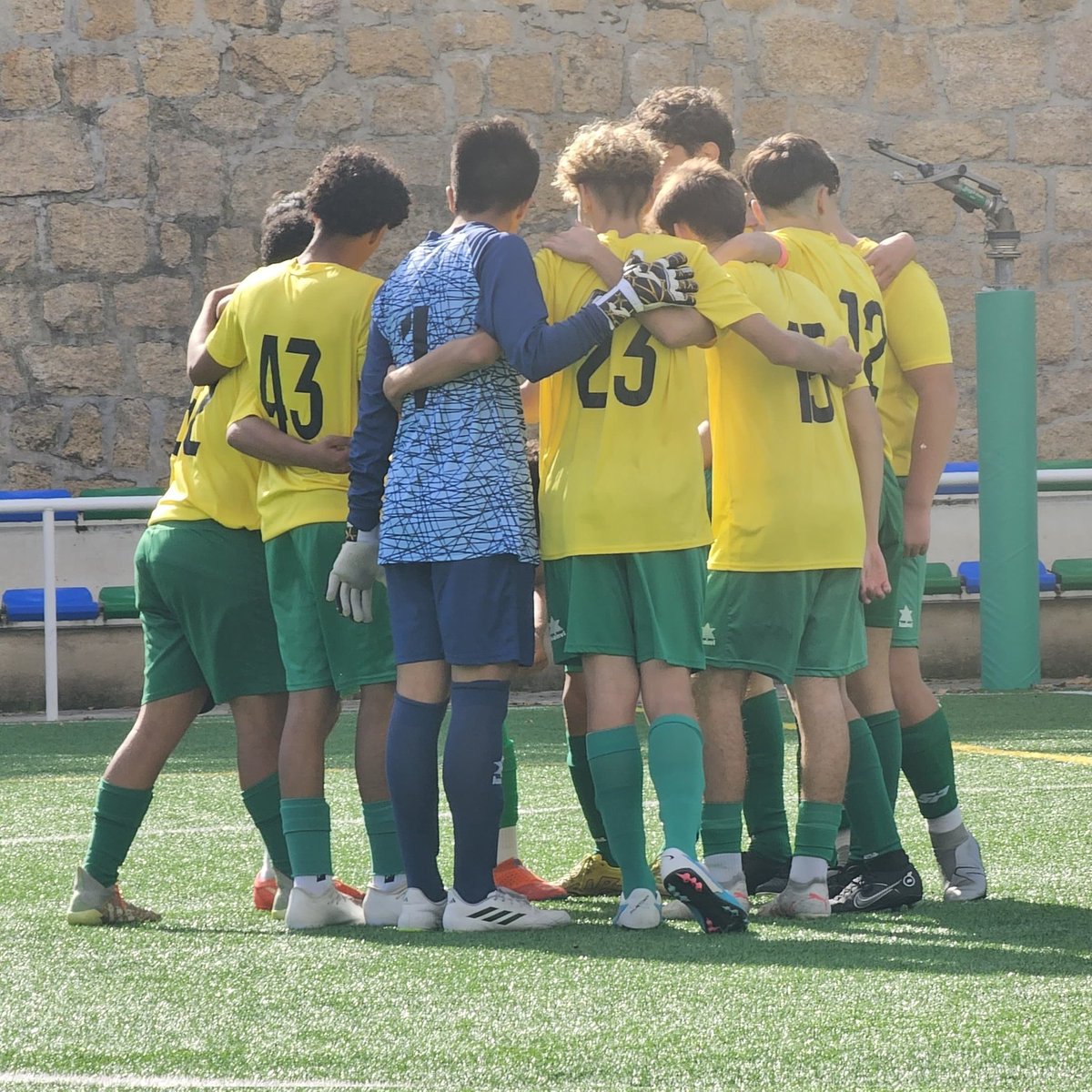 papigavi's tweet photo. si algún día tenéis la oportunidad de entrenar a un equipo de fútbol base 

pillad esa oportunidad, es la experiencia más bonita que estoy viviendo en el fútbol 

contagiarse de la alegría y la humildad que traen los juveniles con los que estoy es de lo más bonito que me ha pasado nunca, ver como crecen, progresan y creen en el mensaje de sus entrenadores es algo indescriptible.

nunca pensé que algo así llenaría tanto y sobretodo que chavales tan buenos me hagan tener tantas ganas de hacerles sentir orgullosos de nuestro trabajo y lo que hacemos

💚