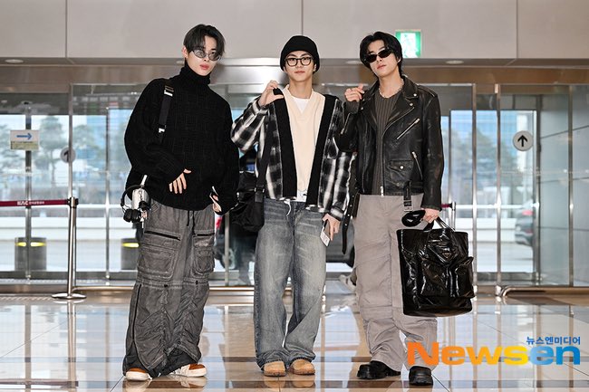 enhypenupdates's tweet photo. [AIRPORT] 240312

JUNGWON, JAKE, and NI-KI at Gimpo International Airport on their way to Japan | Press Photo (1)

@ENHYPEN_members @ENHYPEN #ENHYPEN #엔하이픈 https://t.co/CMCT6tQkuD