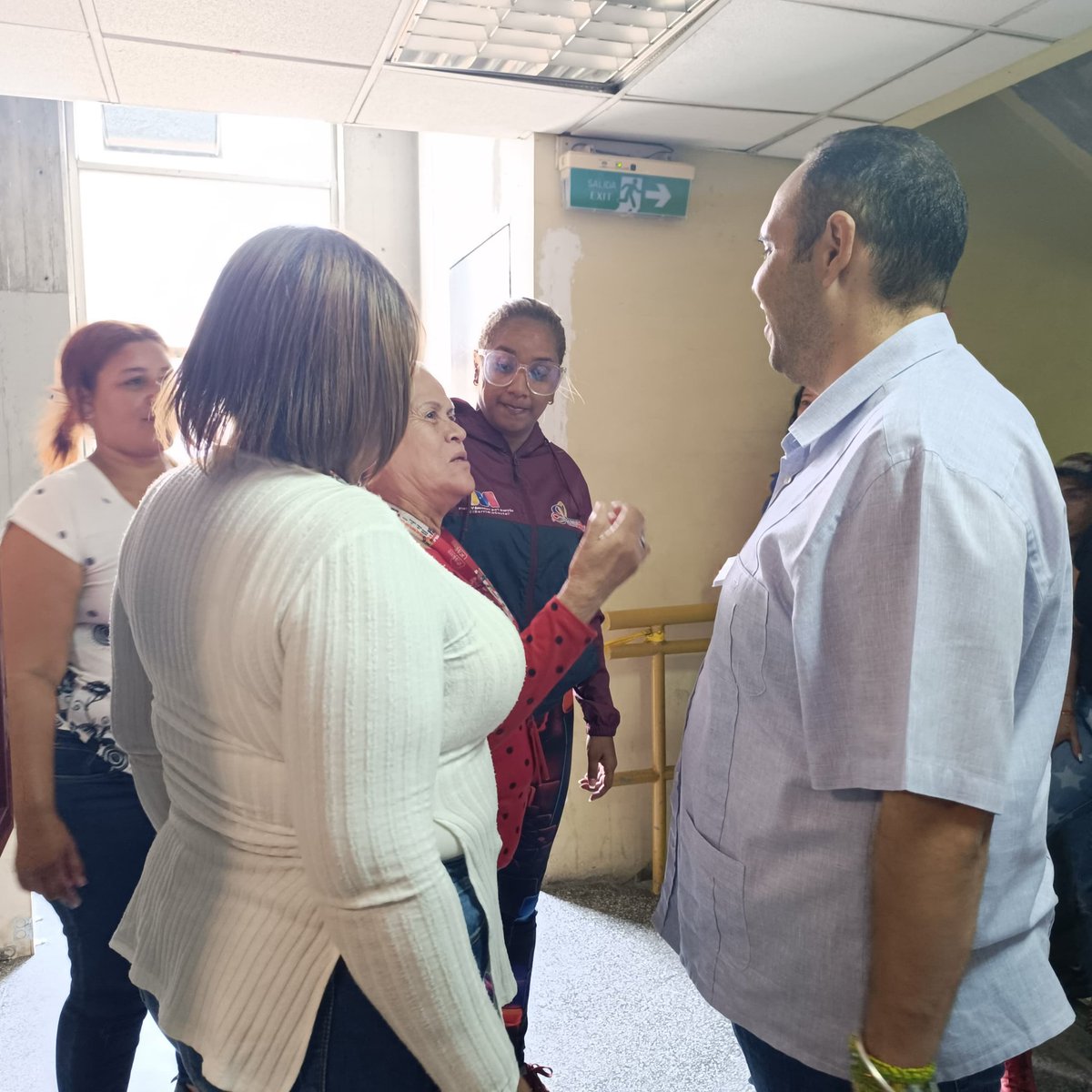 SitramecaB25's tweet photo. 🏃🏾‍♀️🏋🏻‍♂️#SITRAMECA: Nuestro Líder Sindical @EdisonB25 junto al Mov. por la Paz y la Vida mantienen los trabajos de planificación en el Gimnasio "Héroes del 41" para la mejora del servicio que se presta a nuestra Clase Obrera del Metro de Caracas 💪🏻🚇
Somos el #PuebloVenezolanoLeal🇻🇪 https://t.co/DzSgBt98ZN