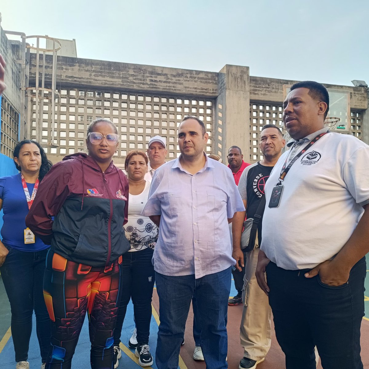 SitramecaB25's tweet photo. 🏃🏾‍♀️🏋🏻‍♂️#SITRAMECA: Nuestro Líder Sindical @EdisonB25 junto al Mov. por la Paz y la Vida mantienen los trabajos de planificación en el Gimnasio "Héroes del 41" para la mejora del servicio que se presta a nuestra Clase Obrera del Metro de Caracas 💪🏻🚇
Somos el #PuebloVenezolanoLeal🇻🇪 https://t.co/DzSgBt98ZN