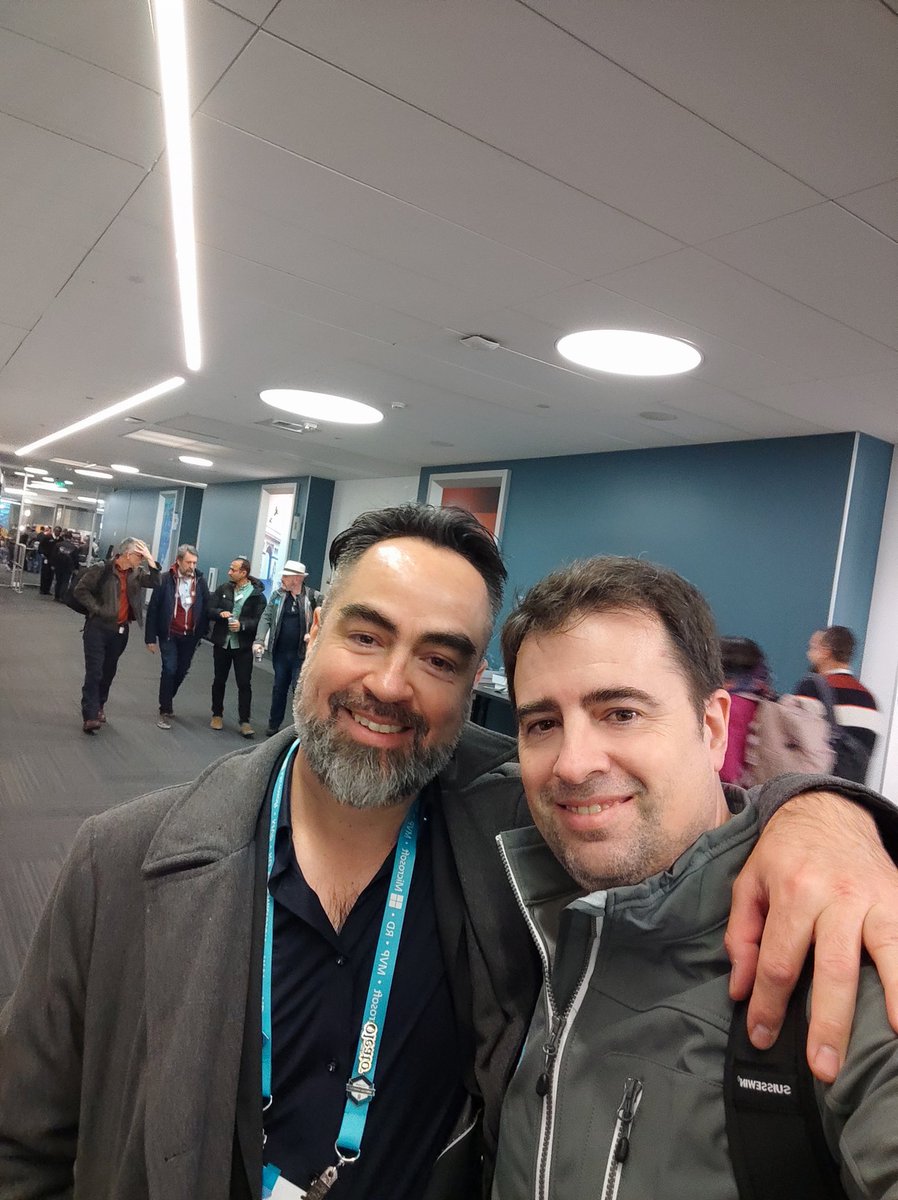 Lo mejor de venir al #mvpsummit2024 es que tienes la oportunidad de conocer a cracks como <a href="/rdiazconcha/">Rodrigo Díaz Concha</a> 
Y charlar con ellos.

😁😁😁😁😁😁