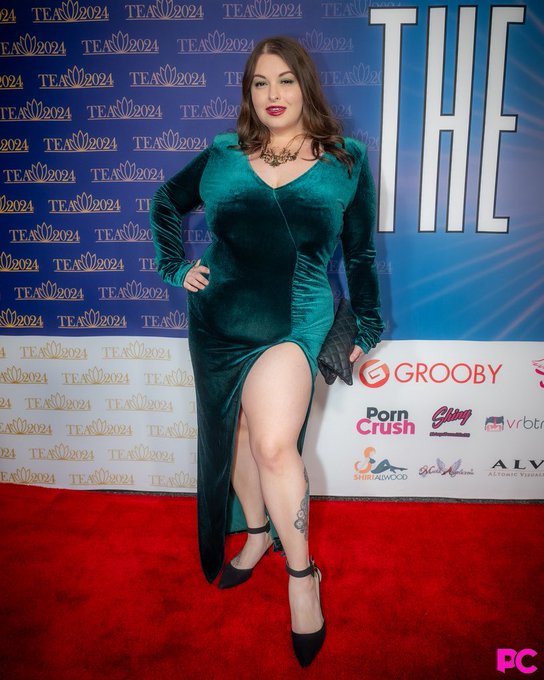 I am so honored to have won Best Non-Trans Female Performer last night at @TGEroticaAwards alongside<a href="/tag/clip"class="tags"><span>#clip</span></a>
