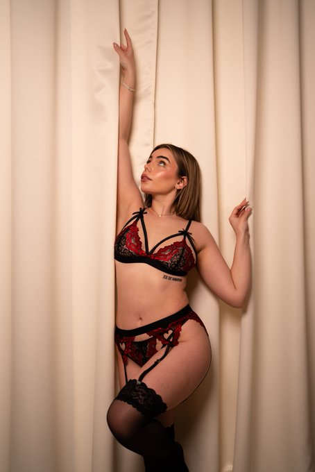 left or right? 🥵 https://t.co/FJXcDC05Ap