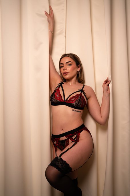 left or right? 🥵 https://t.co/FJXcDC05Ap