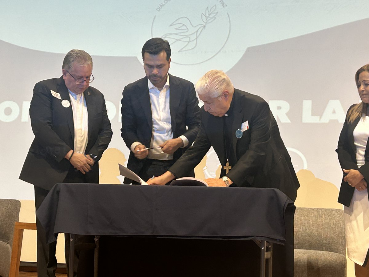 Jlabastida's tweet photo. Hoy estuvimos en la firma de los candidatos a la presidencia del Compromiso por la Paz, una iniciativa de la Iglesia católica que busca unir a la sociedad para alcanzar una paz duradera, con verdad y justicia. La información en @IglesiaMexico y @DesdeLaFeMx https://t.co/7T3z1GfePG