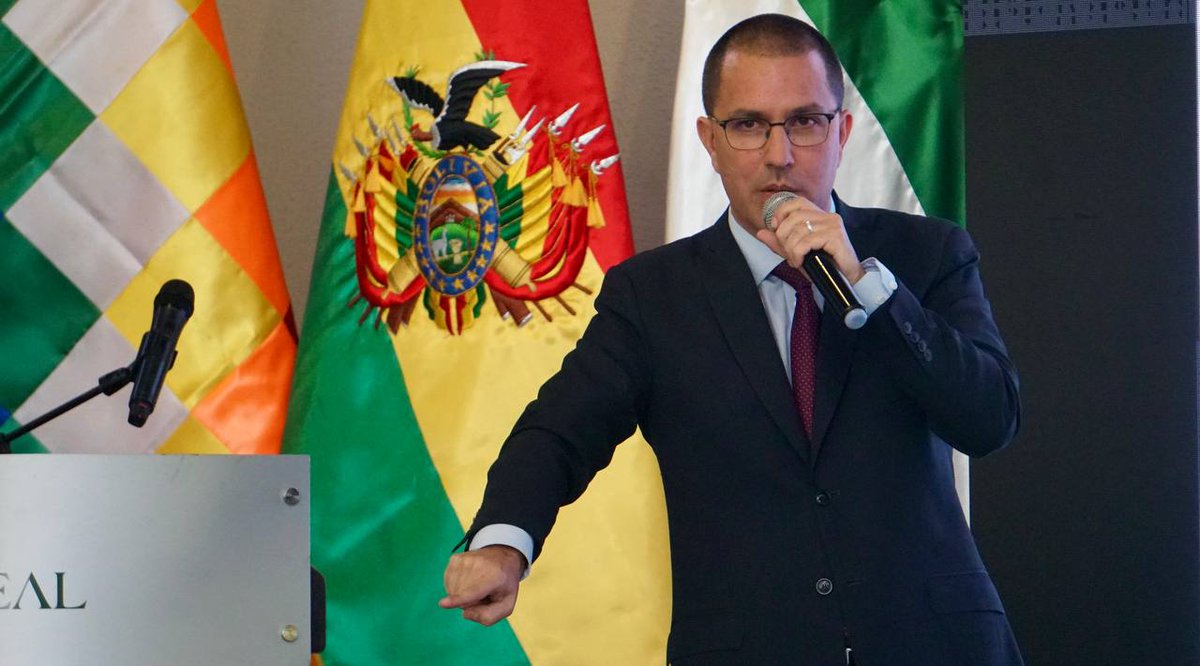 jaarreaza's tweet photo. En Santa Cruz, #Bolivia, participamos en el Seminario sobre la Nueva Arquitectura Financiera Regional. Evaluamos los avances y desafíos del @ALBATCP y sus herramientas económicas: Petrocaribe, el @BancoAlba y el SUCRE. Esos instrumentos están al servicio de toda Nuestra América y sus procesos de integración.