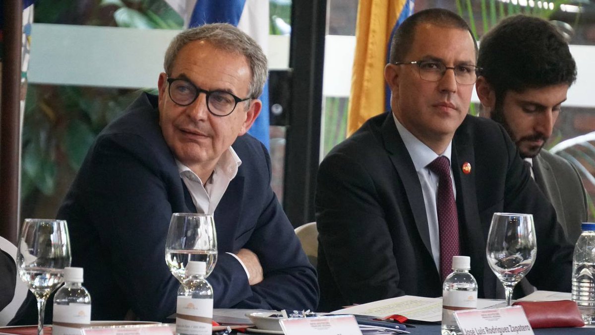 jaarreaza's tweet photo. En Santa Cruz, #Bolivia, participamos en el Seminario sobre la Nueva Arquitectura Financiera Regional. Evaluamos los avances y desafíos del @ALBATCP y sus herramientas económicas: Petrocaribe, el @BancoAlba y el SUCRE. Esos instrumentos están al servicio de toda Nuestra América y sus procesos de integración.