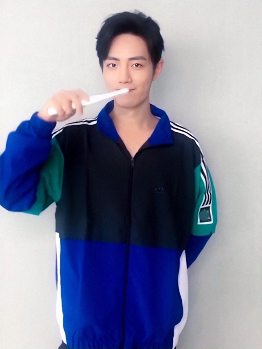 yysys_3738's tweet photo. เข้าวันอังคารสดใส
คุณครูพละเซียวจ้านมาสอนการแปรงฟันให้สะอาดสดชื่นเพื่อรอยยิ้มสว่างสดใสเหมือนคนสอนค่ะ
☀️  นุจะเป็นเด็กดี

#XiaoZhan肖战 #SeanXiao #肖战 #샤오잔 #เซียวจ้าน #シャオ・ジャン https://t.co/MXPrrwDuB6