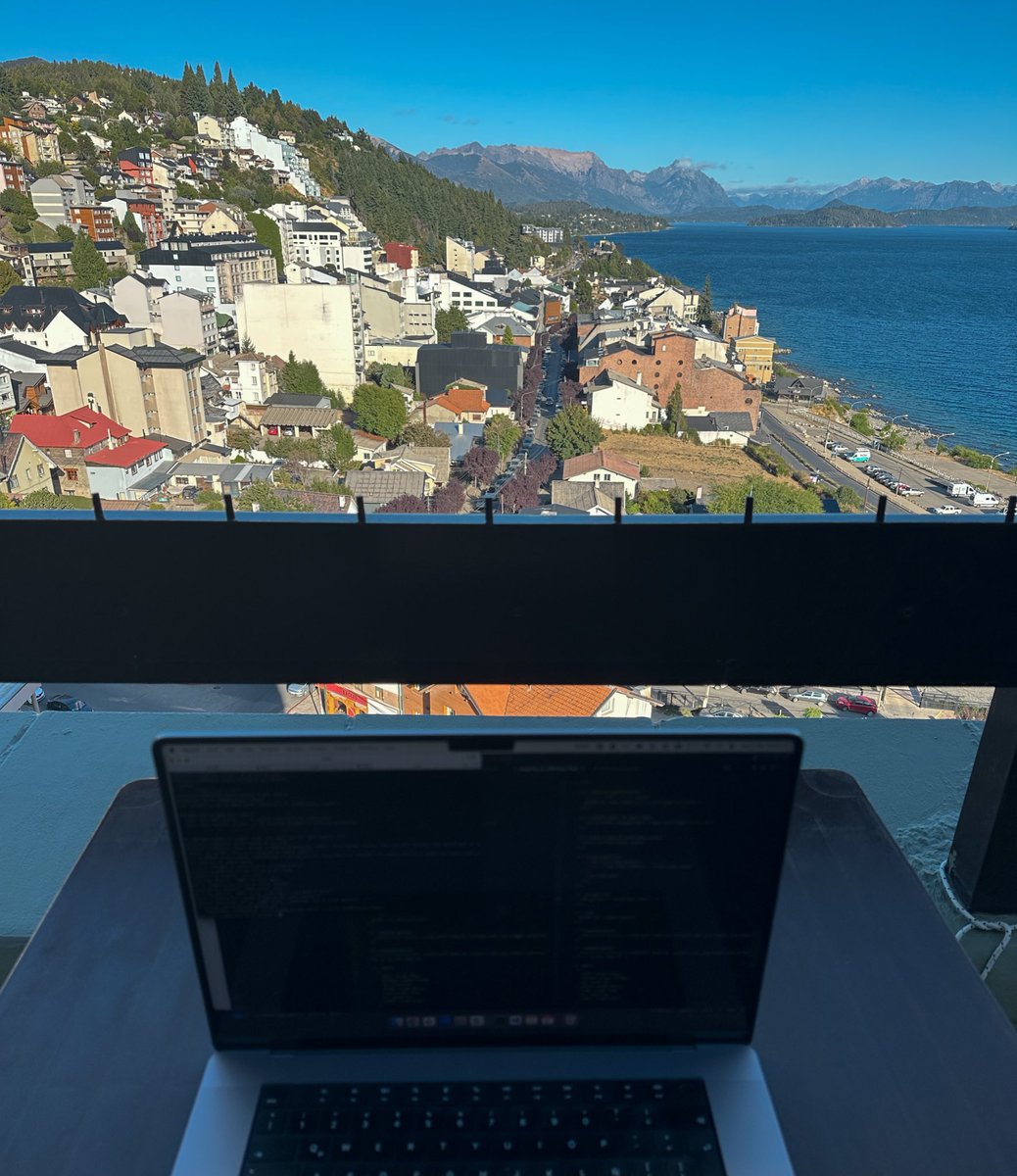 soymildredsilva's tweet photo. Estas últimas dos semanas he trabajado remoto en Argentina y las vistas han sido espectaculares. 
Solo imagina tener que resolver un bug en producción un viernes por la tarde con esta vista, hasta lo disfrutas! ✨🤌🏽 https://t.co/bhLJXsgRUy