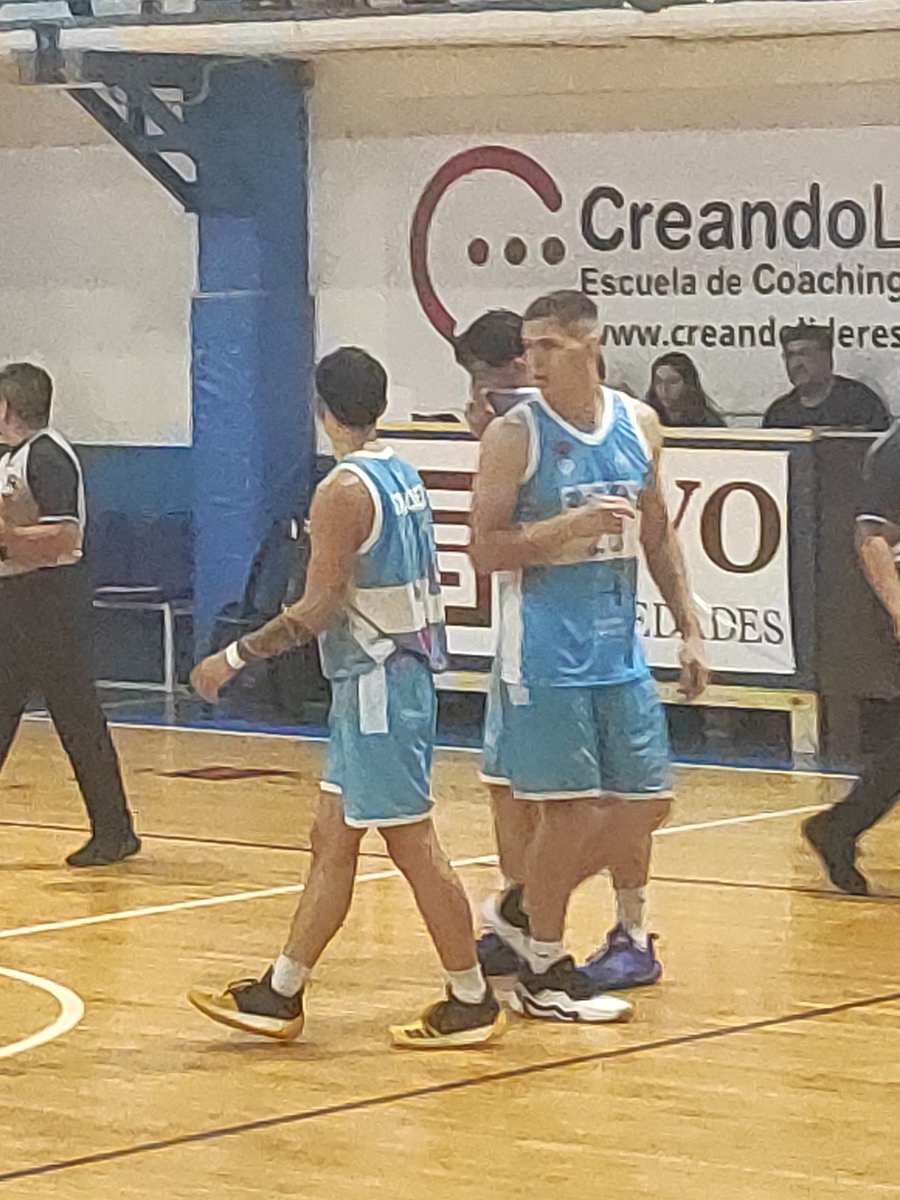 Final del segundo Cuarto, #AtleticoEzeiza 41 - 45 #CazaYPesca. Dominio general de la visita, pero con buenos momentos de Juego en el local que achica la diferencia.

#LigaFederal
#BasquetArg