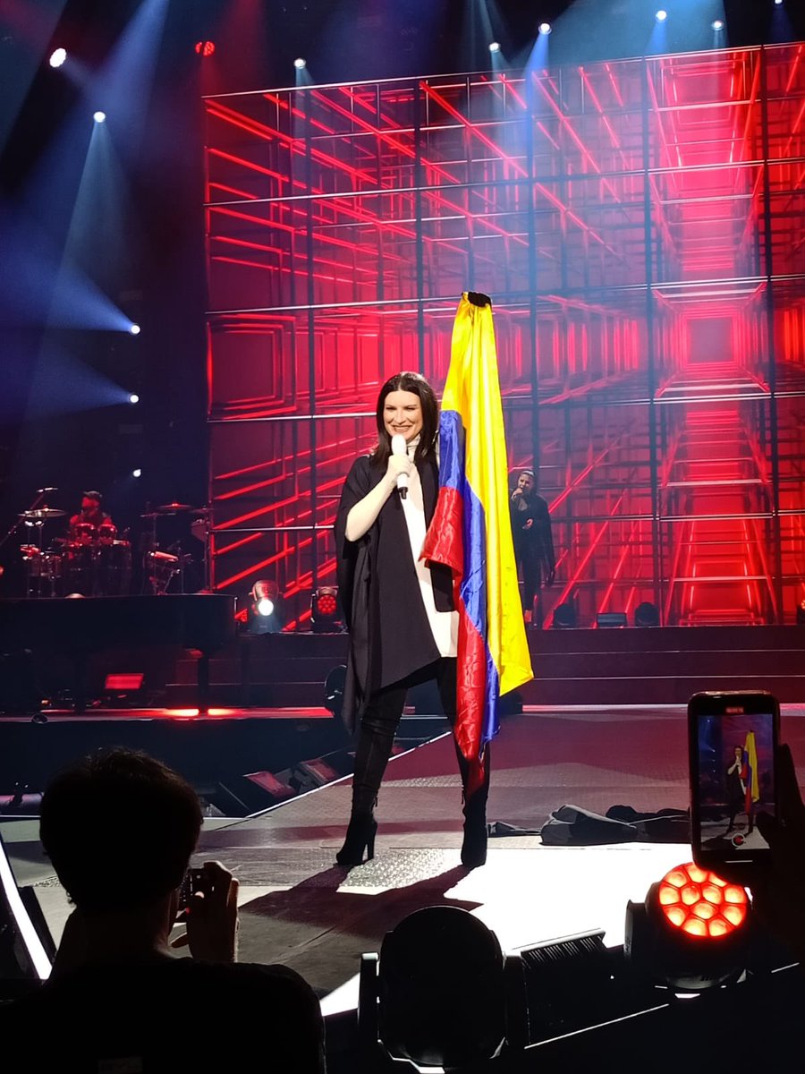 dimedianis's tweet photo. Mi sueño hecho realidad ❤️ toda una vida esperé por ti @LauraPausini que noche tan increíble, gracias por hacer magia con tu voz , Te amo ❤️ https://t.co/yg0fuHKZcF