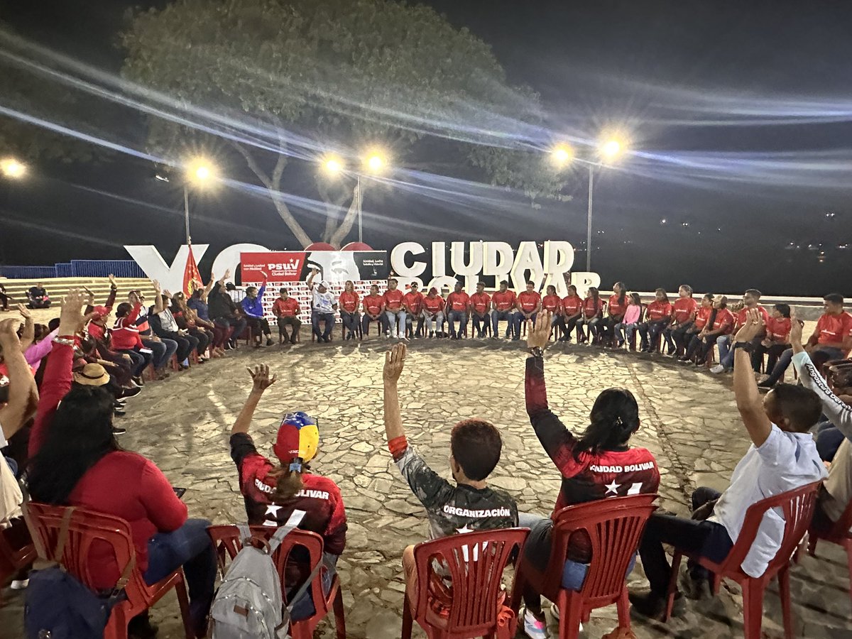 comandosergioh's tweet photo. Desde Ciudad Bolívar, altar de la
Patria decimos que #YoPostuloANicolas
#LoQueDiganLasBases @NicolasMaduro es nuestro candidato y será reelecto por la voluntad del pueblo, porque somos un pueblo libre y soberano @PartidoPSUV https://t.co/uJUpTluEex