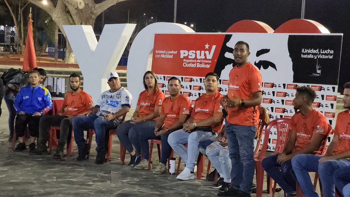 comandosergioh's tweet photo. Nuestra #JPSUV está clarito y lo dicen #YoPostuloANicolas
#LoQueDiganLasBases @NicolasMaduro es el fiel defensor de nuestra patria y la protección del pueblo @PartidoPSUV así lo vamos a reafirmar en la próxima fiesta electoral https://t.co/6N1wZ2MDOb