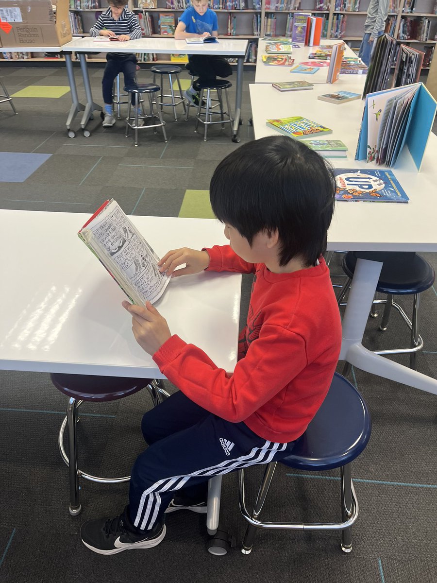 SHlightbulblab's tweet photo. Sometimes kids just need some extra time to just enjoy books for pleasure!  #ilovebooks #SHlightbulblab #lakeforestd67 #lfmoments https://t.co/Sbz98QKUfI