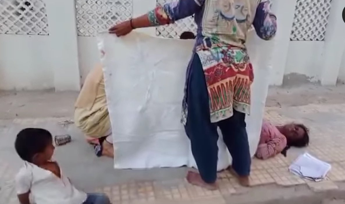آج میرپورخاص ہسپتال کے باہر خاتون بچے کو جنم دے رہی ہے۔ اگر اس کارکردگی کے باوجود پیپلزپارٹی نے کلین سوئیپ کیا ہے تو لعنت ہے ایسے ووٹرز پر بھی اور دعوی کرنے والوں پر بھی۔۔