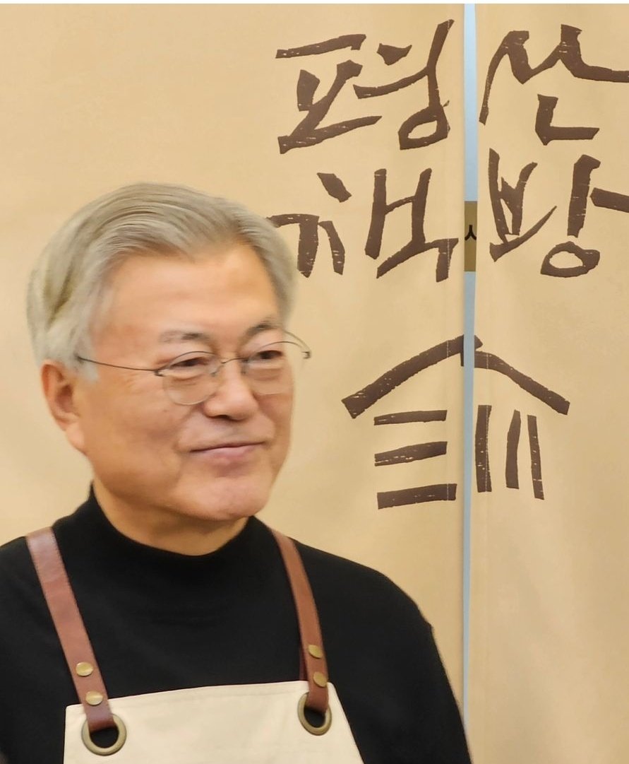 K70647099's tweet photo. @moonriver365 그리운 대통령님💙
'삶의 길을 잃을때 다시 희망이 필요할때 내안의 소년과 만나다'..너무 설레는 일입니다 표지도 예쁜 <눈물꽃소년> 꼭 읽어볼게요 대통령님 늘 건강하고 행복하세요💙💙💙💙💙 https://t.co/aZyxGuPzDk