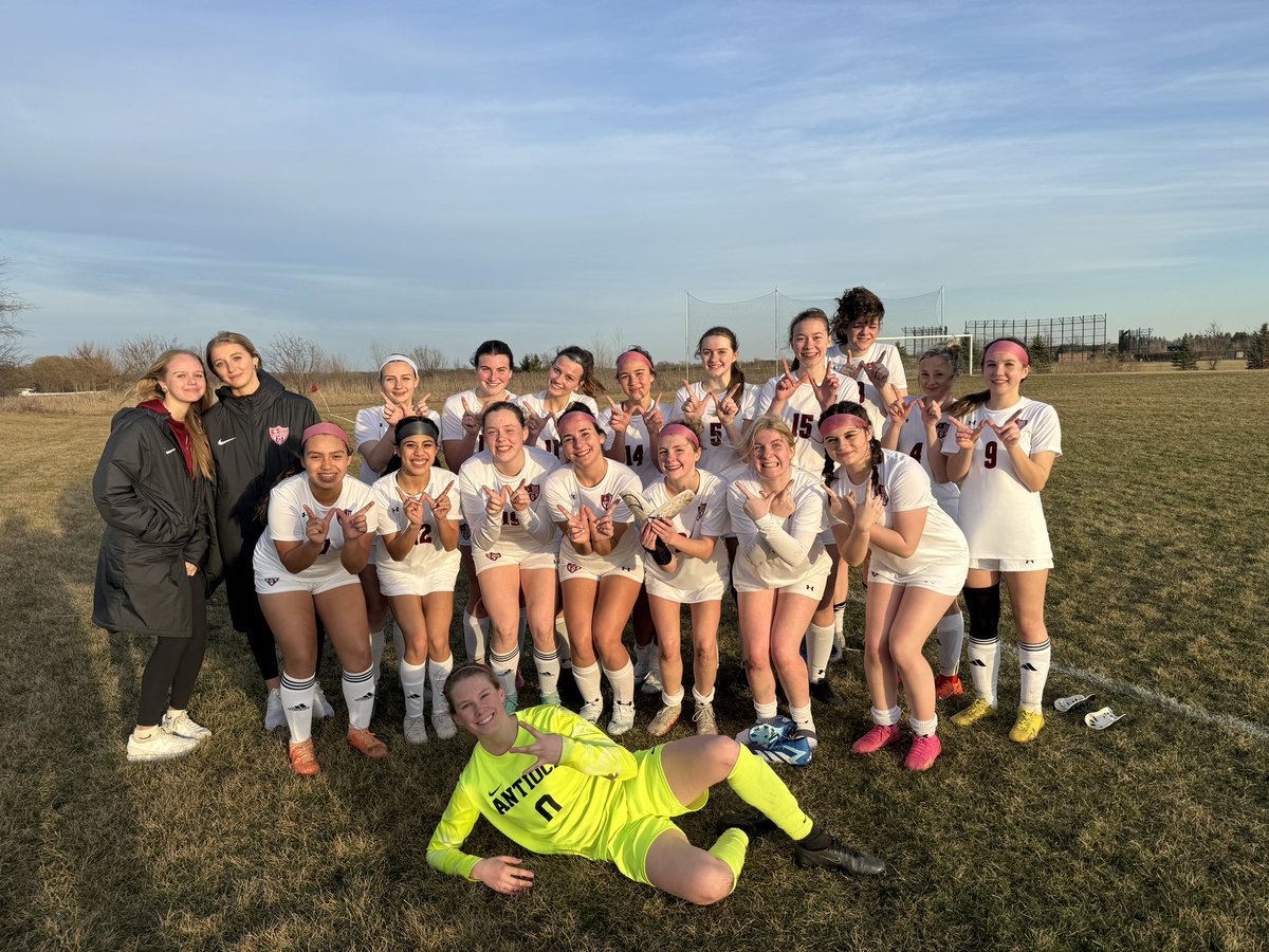 Your Sequoits start the season off strong with a Varsity AND JV win against Woodstock North! Final score for Varsity was 4-1 and 2-0 for JV.💪🏼⚽️ 

Varsity goal scorers: Scarlett Carroll (2), Vera Fogel, and Nellie Hill. 

Great work girls!