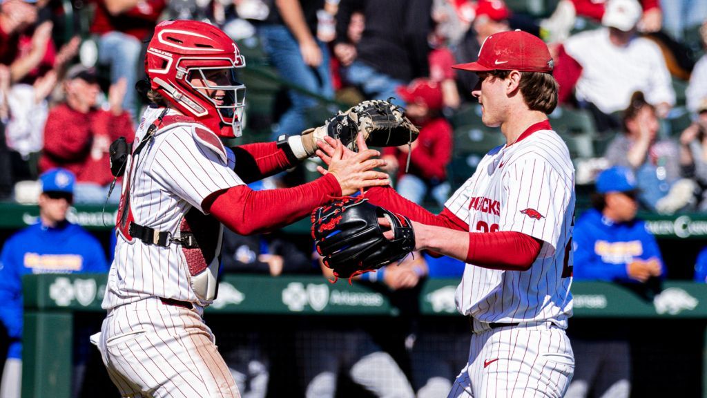 d1baseball's tweet photo. For the first time since holding the No. 1 spot for 11 weeks during the 2021 season, @RazorbackBSB is back atop the D1Baseball Top 25 rankings 🐗📈

FULL RANKINGS 👉 https://t.co/XDTh9rkohy https://t.co/PFP6YmtS0i