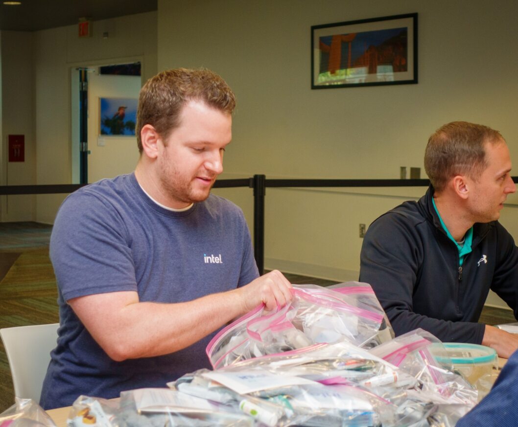 myvsuw's tweet photo. We teamed up with an incredible group of volunteers from @WeAreIntel to package 500 hygiene kits for our partners at @ANewLeafAZ 

Thank you Intel for helping to make a positive impact on families in Maricopa County! ❤️ #IntelInvolved https://t.co/HJ70IN1iQw