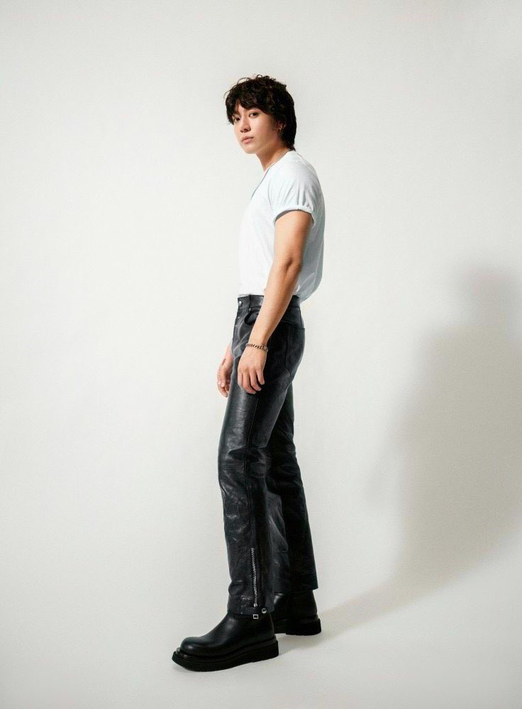 taesoothe's tweet photo. With Standing Next To You 18 weeks on HOT100, Jungkook now officially breaks his own all-time record of longest charting K-pop idol solo in HOT100 history, that he set with Left &amp; Right

SNTY is now also the 2nd longest charting K-soloist song in history, after only Gangnam Style https://t.co/K2v6iu25Yx