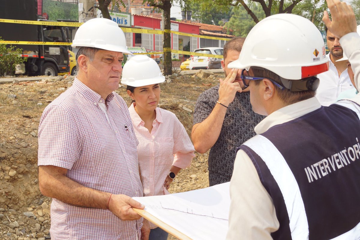 AreaM_Cucuta's tweet photo. En su compromiso con los municipios metropolitanos y su interés por el correcto devenir de las obras gestionadas por el AMC, Juan Carlos Soto, visitó el Corazón de Barrio Los Estoraques y La Libertad y el último tramo de pavimentación de la Avenida las Américas. https://t.co/minLalJZl2